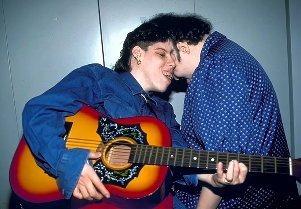 欧陆娱乐主管:美国最年长连体人62岁去世:妹妹46岁变性 支持姐姐结婚生子