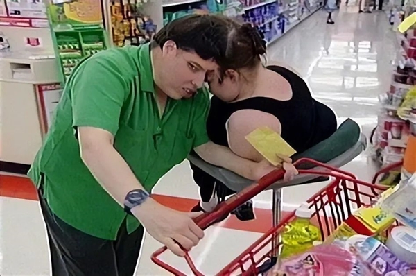 欧陆娱乐主管:美国最年长连体人62岁去世:妹妹46岁变性 支持姐姐结婚生子